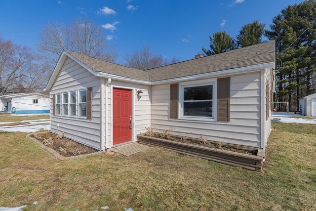 125 Edgewater Drive, Michigan Center, MI 49254