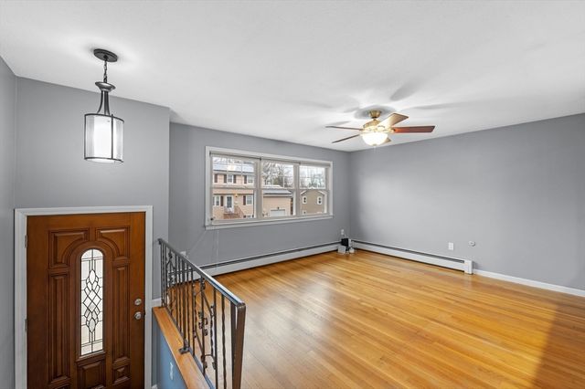 7 Gables Cir, Salem, MA 01970