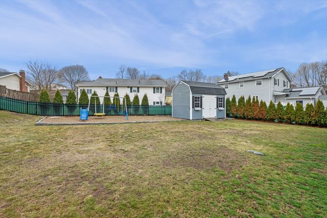 7 Gables Cir, Salem, MA 01970