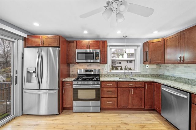 7 Gables Cir, Salem, MA 01970