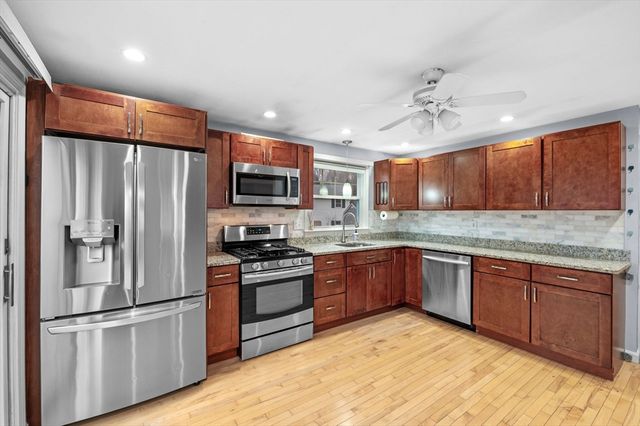 7 Gables Cir, Salem, MA 01970