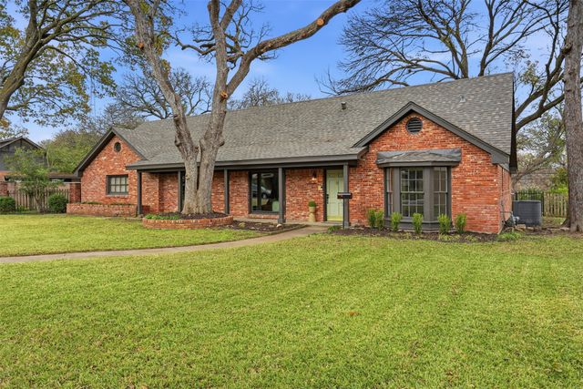 8625 Marys Creek Drive, Benbrook, TX 76116