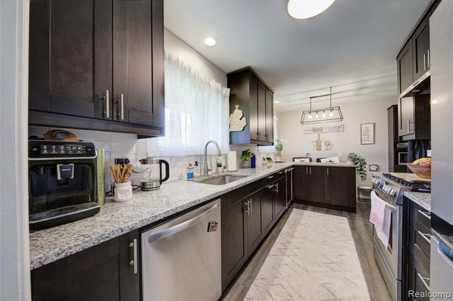 5367 Cambourne Place, West Bloomfield, MI 48322