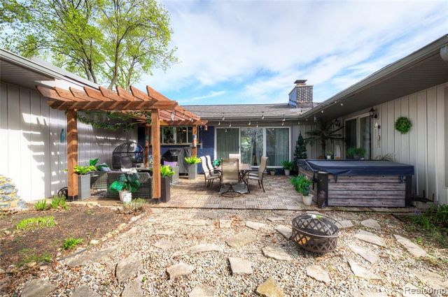 5367 Cambourne Place, West Bloomfield, MI 48322