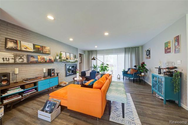 5367 Cambourne Place, West Bloomfield, MI 48322