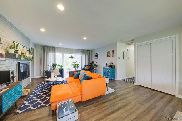 5367 Cambourne Place, West Bloomfield, MI 48322