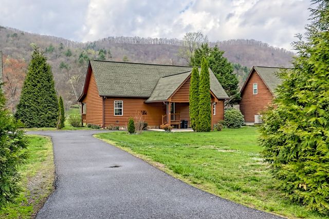 3556 River Front Lane, Hiawassee, GA 30546