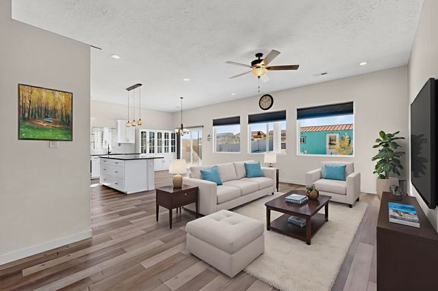 821 8th Street NE, Rio Rancho, NM 87124