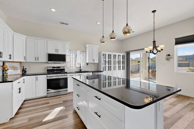 821 8th Street NE, Rio Rancho, NM 87124