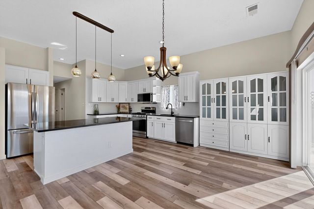 821 8th Street NE, Rio Rancho, NM 87124