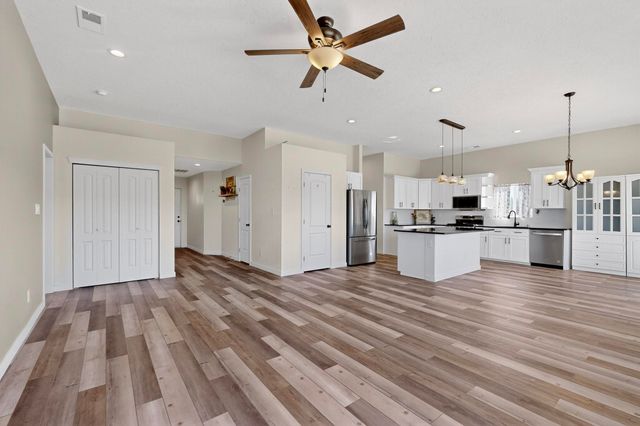 821 8th Street NE, Rio Rancho, NM 87124