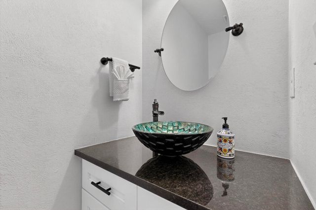 821 8th Street NE, Rio Rancho, NM 87124