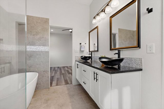 821 8th Street NE, Rio Rancho, NM 87124