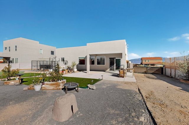 821 8th Street NE, Rio Rancho, NM 87124