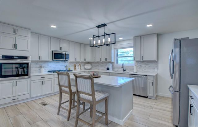 602 E Saline Circle, Benton, AR 72019