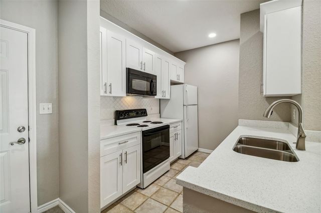 4307 BAYSIDE VILLAGE DRIVE 104, Tampa, FL 33615
