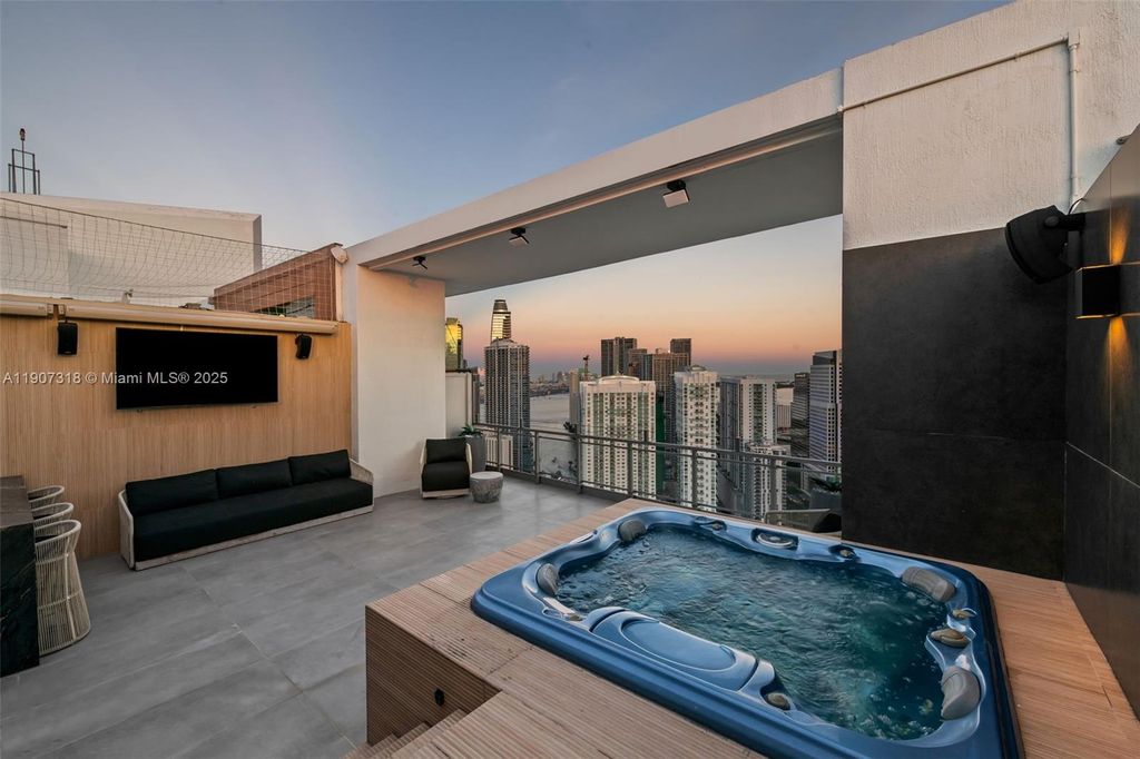 90 SW 3rd St PH-15, Miami, FL 33130