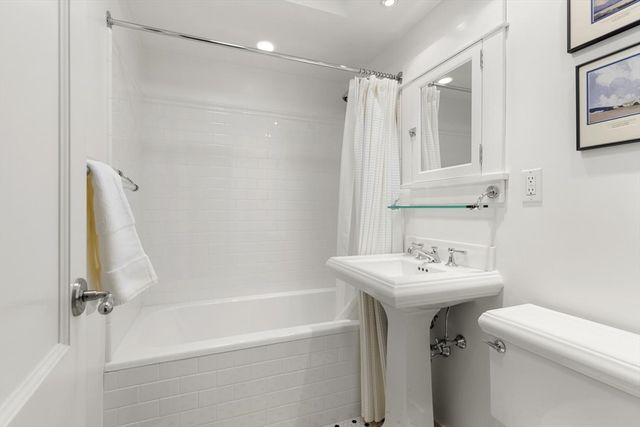 2 Hawthorne Pl 5M, Boston, MA 02114