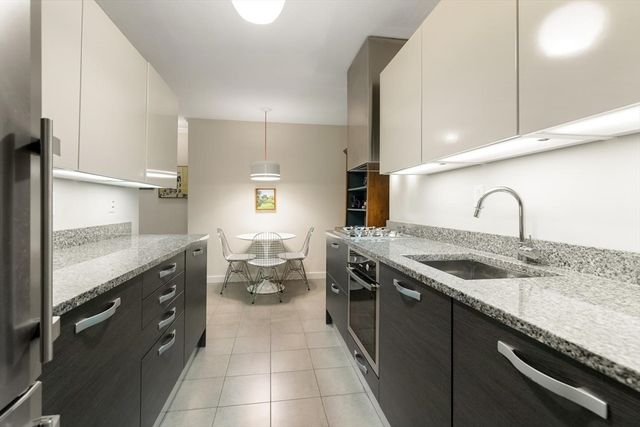 2 Hawthorne Pl 5M, Boston, MA 02114