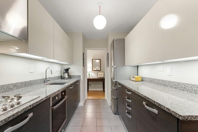 2 Hawthorne Pl 5M, Boston, MA 02114