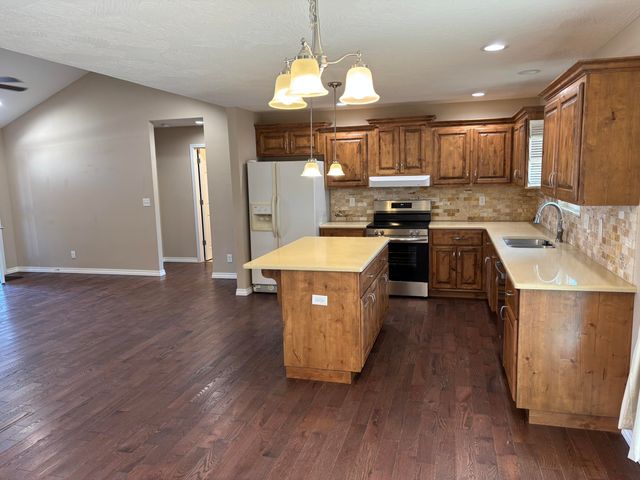 1107 Woodland Ridge Drive, Monett, MO 65708