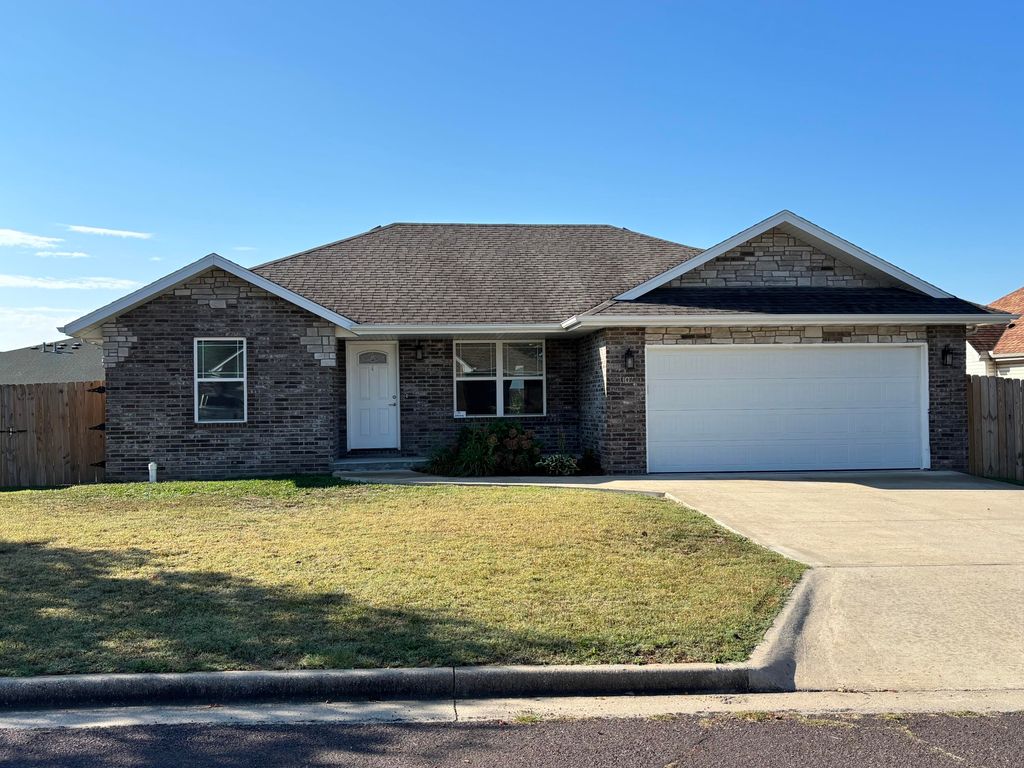 1107 Woodland Ridge Drive, Monett, MO 65708