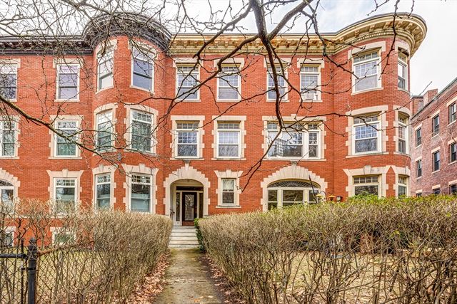 9 Clinton Path 1, Brookline, MA 02445