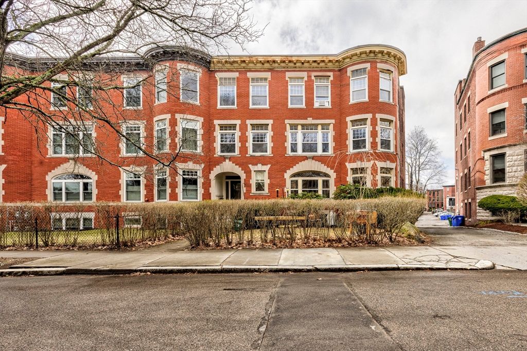 9 Clinton Path 1, Brookline, MA 02445