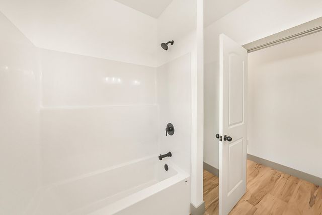 10897 COUNTRY AIRE MEADOWS CT, Holts Summit, MO 65043