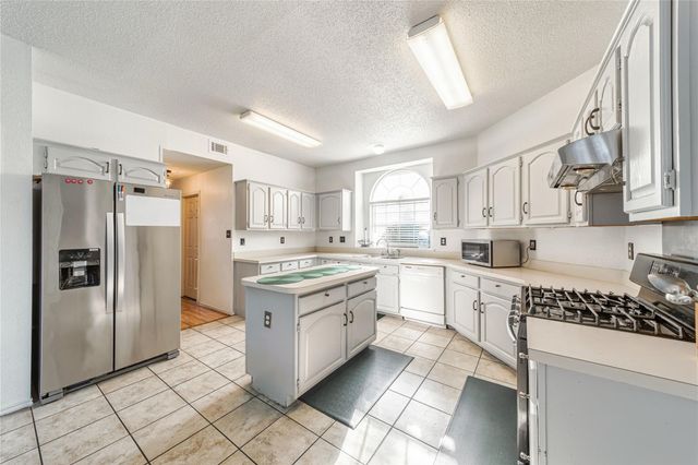 2702 Crosslands Drive, Garland, TX 75040
