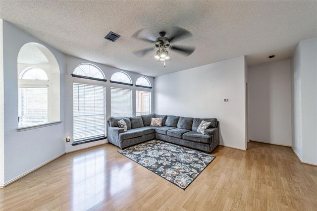 2702 Crosslands Drive, Garland, TX 75040