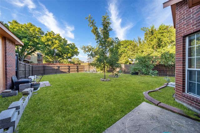 2702 Crosslands Drive, Garland, TX 75040