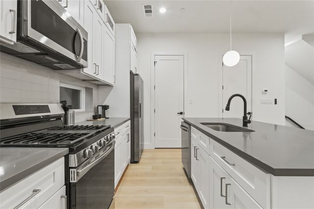 2101 N Prairie Avenue 201, Dallas, TX 75204