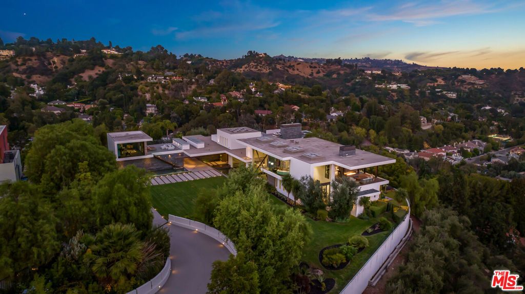 Image 1 of property listing at 3000 Benedict Canyon Drive, Beverly Hills, CA 90210