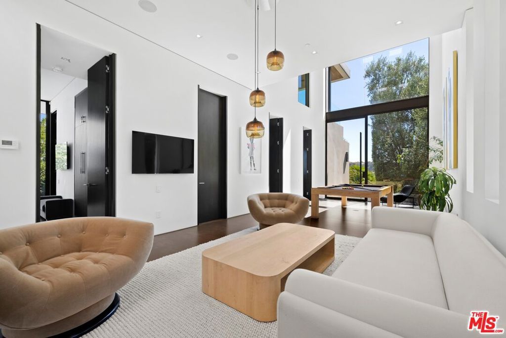 Image 11 of property listing at 3000 Benedict Canyon Drive, Beverly Hills, CA 90210