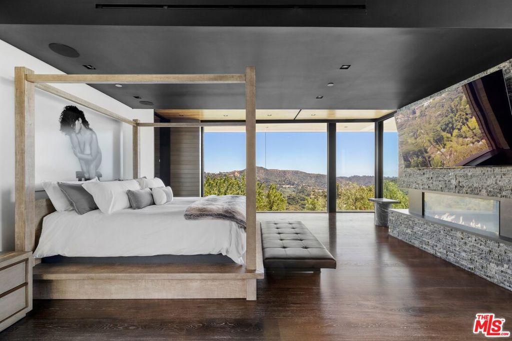 Image 13 of property listing at 3000 Benedict Canyon Drive, Beverly Hills, CA 90210