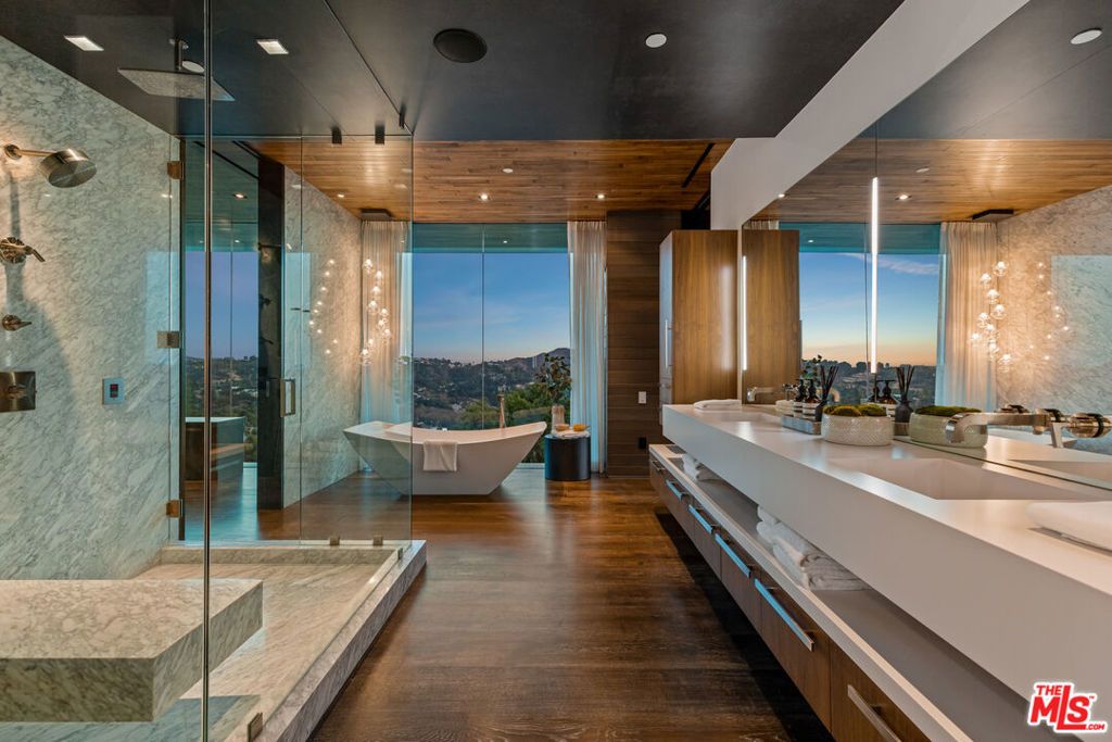 Image 14 of property listing at 3000 Benedict Canyon Drive, Beverly Hills, CA 90210