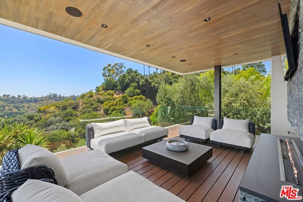 Image 15 of property listing at 3000 Benedict Canyon Drive, Beverly Hills, CA 90210