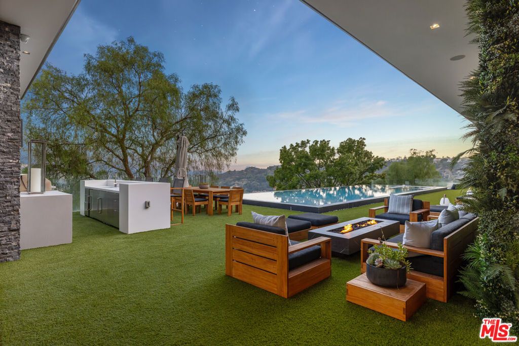 Image 16 of property listing at 3000 Benedict Canyon Drive, Beverly Hills, CA 90210