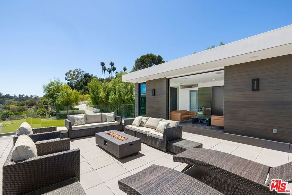Image 17 of property listing at 3000 Benedict Canyon Drive, Beverly Hills, CA 90210