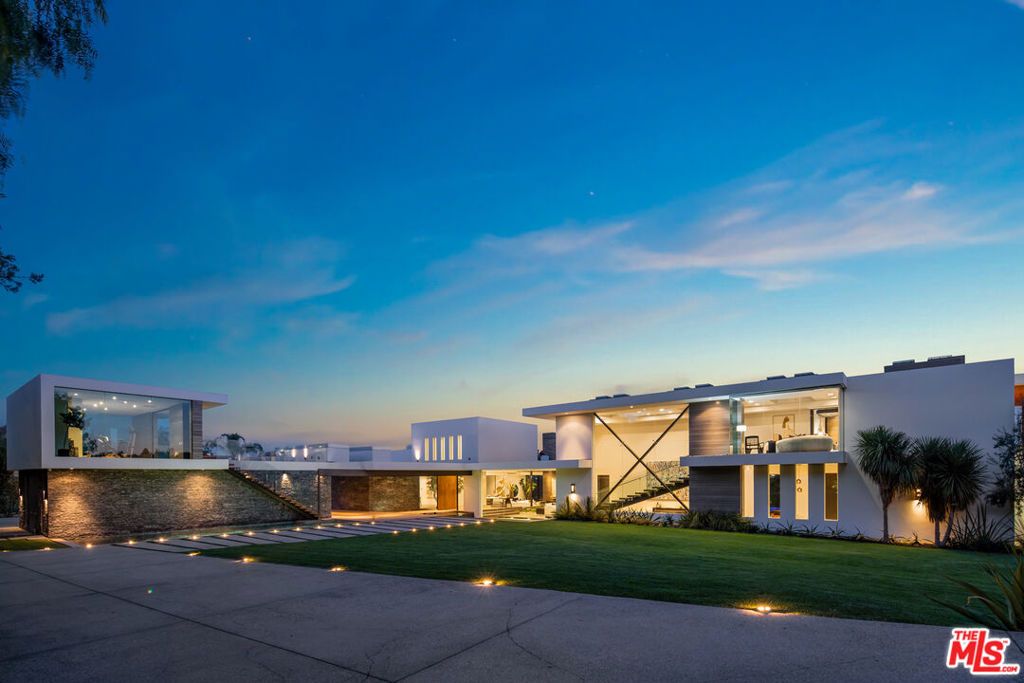 Image 18 of property listing at 3000 Benedict Canyon Drive, Beverly Hills, CA 90210