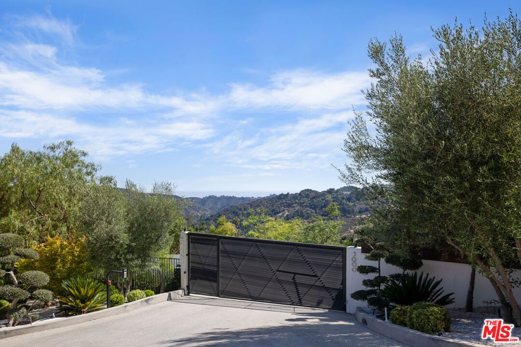 Image 2 of property listing at 3000 Benedict Canyon Drive, Beverly Hills, CA 90210