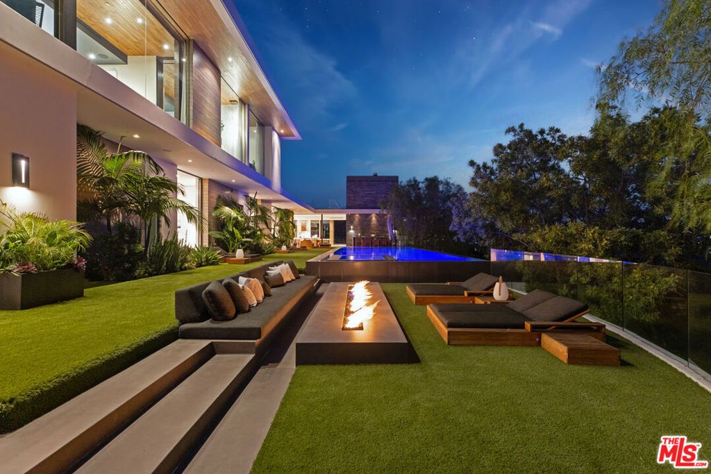 Image 3 of property listing at 3000 Benedict Canyon Drive, Beverly Hills, CA 90210