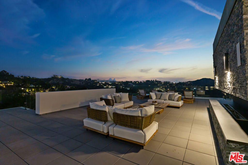Image 4 of property listing at 3000 Benedict Canyon Drive, Beverly Hills, CA 90210