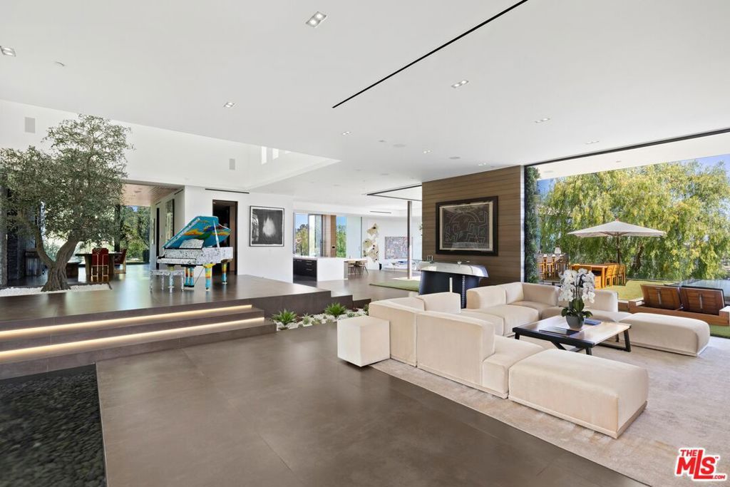 Image 5 of property listing at 3000 Benedict Canyon Drive, Beverly Hills, CA 90210