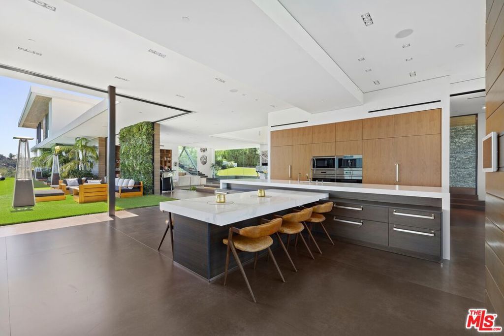 Image 6 of property listing at 3000 Benedict Canyon Drive, Beverly Hills, CA 90210