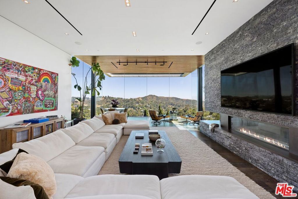 Image 8 of property listing at 3000 Benedict Canyon Drive, Beverly Hills, CA 90210