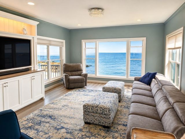 16 Gunrock Ave, Hull, MA 02045