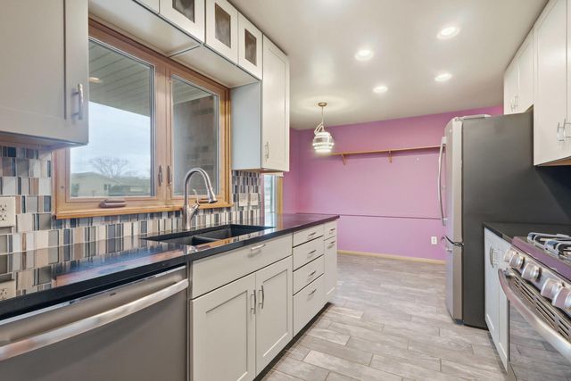 4215 W El Rancho Drive, Davenport, IA 52806