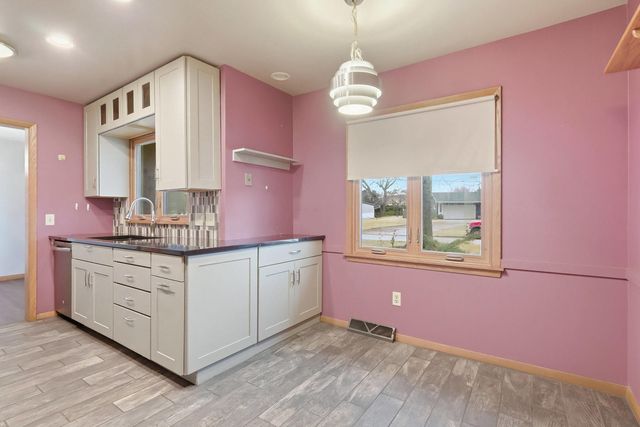 4215 W El Rancho Drive, Davenport, IA 52806